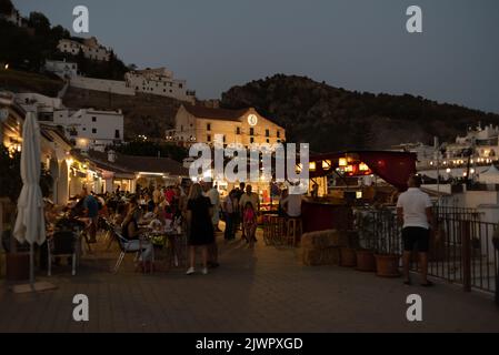 Frigiliana, Malaga, Spanien, 27. August 2022: Stadt Frigiliana auf Partys mit vielen Menschen feiern das Fest der drei Kulturen und der El I Stockfoto