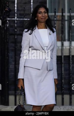 Die neu eingesetzte Innenministerin Suella Braverman verließ die Downing Street, London, nach einem Treffen mit der neuen Premierministerin Liz Truss. Bilddatum: Dienstag, 6. September 2022. Stockfoto