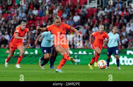 Der englische Georgia Stanway erzielt das erste Tor des Spiels von der Elfmeterstelle während des FIFA Frauen-WM-Qualifying-Spiels der Gruppe D im Stoke City Stadium, Stoke-on-Trent, 2023. Bilddatum: Dienstag, 6. September 2022. Stockfoto