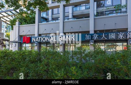 Zeichen der National Bank of Canada in Richmond BC Kanada, die sechstgrößte Geschäftsbank in Kanada. Niemand, selektiver Fokus-August 2,2022 Stockfoto