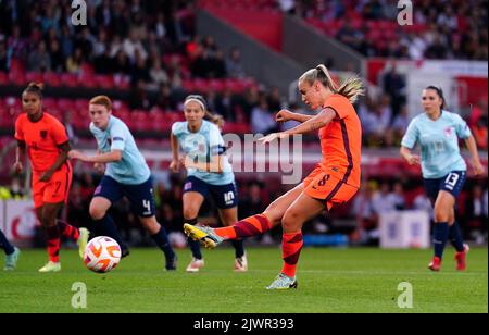 Der englische Georgia Stanway erzielt das erste Tor des Spiels von der Elfmeterstelle während des FIFA Frauen-WM-Qualifying-Spiels der Gruppe D im Stoke City Stadium, Stoke-on-Trent, 2023. Bilddatum: Dienstag, 6. September 2022. Stockfoto