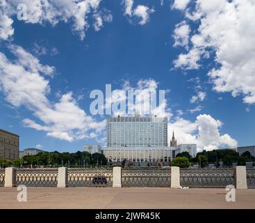 Regierungsgebäude der Russischen Föderation (Weißes Haus) - in russischer Sprache geschrieben, vor dem Hintergrund des Himmels mit Wolken, Russland Stockfoto