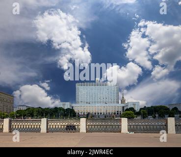 Regierungsgebäude der Russischen Föderation (Weißes Haus) - in russischer Sprache geschrieben, vor dem Hintergrund des Himmels mit Wolken, Russland Stockfoto