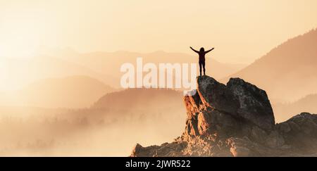 Abenteuerliche Frau Wandern an der Rocky Coast mit Bergen und dramatischem Sonnenuntergang Himmel. Stockfoto