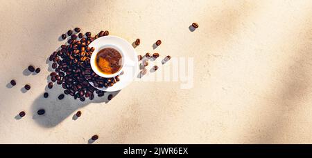 Tasse Espresso mit Kaffee-Crema auf steinernem Stoff in der Morgensonne Stockfoto