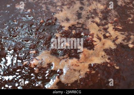 Während des Kochens süßer Pflaumenmarmelade Nahaufnahme - Rezept Konzept Stockfoto