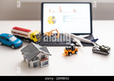 Set aus Spielzeugtransport, Haus und Tablet Stockfoto