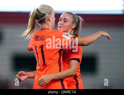 Der englische Georgia Stanway feiert das dritte Tor seiner Mannschaft mit Mannschaftsgefährtin Beth Mead während des FIFA Frauen-WM-Qualifying-Spiels der Gruppe D im Stoke City Stadium, Stoke-on-Trent, 2023. Bilddatum: Dienstag, 6. September 2022. Stockfoto