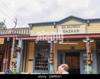 Skagway Alaska USA - Juli 31 2008: Außenansicht eines Touristenshops mit Totem-Mast-Dekoration auf der Veranda Stockfoto