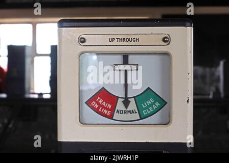 Nach oben durch Blinker an der Signalbox Crewe North Junction, mit Westinghouse All Electric „L“-Hebelrahmen, Cheshire, England, UK, CW1 2DB Stockfoto