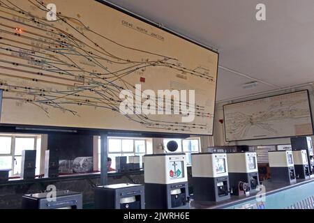 Streckenlayout an der Signalbox von Crewe North Junction, mit Westinghouse All Electric Style „L“-Hebelrahmen, Cheshire, England, Großbritannien, CW1 2DB Stockfoto