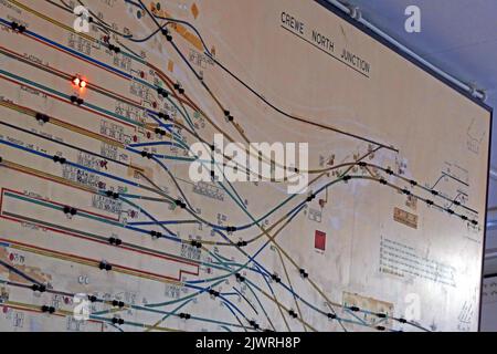 Streckenlayout an der Signalbox von Crewe North Junction, mit Westinghouse All Electric Style „L“-Hebelrahmen, Cheshire, England, Großbritannien, CW1 2DB Stockfoto