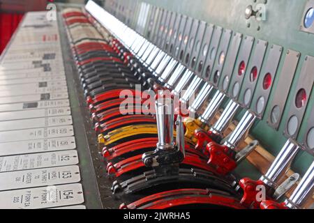 Signalhebel an der Signalbox Crewe North Junction, mit Westinghouse All Electric „L“-Hebelrahmen, Cheshire, England, UK, CW1 2DB Stockfoto