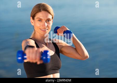 Porträt Einer Athletischen Frau Mittleren Alters Training Mit Hanteln Im Freien Stockfoto