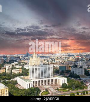 Luftaufnahme von Moskau vor dem Hintergrund eines romantischen Abendhimmels mit Wolken und Sonnenstrahlen. Regierungsgebäude der Russischen Föderation (Wh Stockfoto
