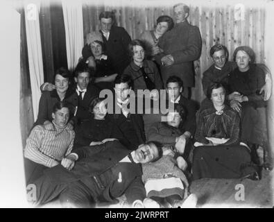 In der ersten Reihe sitzen: Unknown, Hilda Stef, Sam Svensson, Sigge Linder und Ester Nord. Zweite Reihe von links: Unbekannt, Pelle Styf, Otzéhn (in schwarzer Krawatte) und ganz rechts Gösta Nord und Olga Styf (verheiratet mit Karlbom). Oben rechts Carl-Oskar Otzéhn. Sittande i främre raden: Okänd, Hilda Styf, Sam Svensson, Sigge Linder och Ester Nord. Andra raden från vänster: Okänd, Pelle Styf, Otzéhn (i svart slips) och länger till höher Gösta Nord och Olga Styf (Gift Karlbom). Längst up till höger Carl-Oskar Otzéhn. Stockfoto