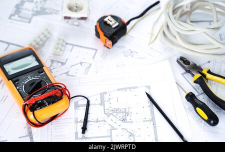 Machen Reparaturen, Planung Strom-Projekt in House.Drawings, Diagramme, Plan für die Elektrifizierung der Wohnung, Gebäude. Geräte und Zubehör, Voltm Stockfoto