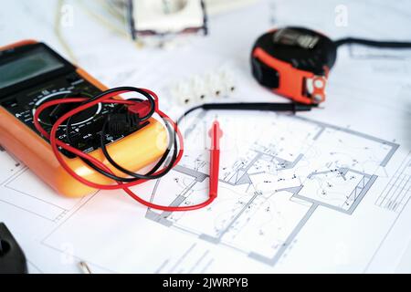 Machen Reparaturen, Planung Strom-Projekt in House.Drawings, Diagramme, Plan für die Elektrifizierung der Wohnung, Gebäude. Geräte und Zubehör, Voltm Stockfoto