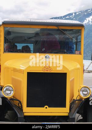 Skagway Alaska USA - Juli 31 2008: Vorderseite eines leuchtend gelben Fahrzeugs im Vintage-Stil mit filigranem roten Motiv in Nahaufnahme Stockfoto