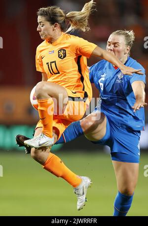 UTRECHT - (lr), Danielle van de Donk of Holland Women, Ingibjorg Siguroardottir of Iceland Women während des Frauen-WM-Qualifikationsspiels zwischen den Niederlanden und Island am 6. September 2022 im Stadion Galgenwaard in Utrecht, Niederlande. ANP PIETER STAM DE YOUNG Stockfoto