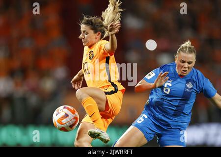 UTRECHT - (lr), Danielle van de Donk of Holland Women, Ingibjorg Siguroardottir of Iceland Women während des Frauen-WM-Qualifikationsspiels zwischen den Niederlanden und Island am 6. September 2022 im Stadion Galgenwaard in Utrecht, Niederlande. ANP PIETER STAM DE YOUNG Stockfoto