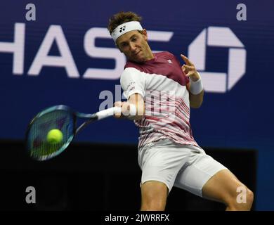 New York, Gbr. 06. September 2022. New York Flushing Meadows US Open Day 9 06/09/2022 Casper Ruud (NOR) Mens Singles Viertelfinale Credit: Roger Parker/Alamy Live News Stockfoto