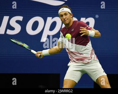 New York, Gbr. 06. September 2022. New York Flushing Meadows US Open Day 9 06/09/2022 Casper Ruud (NOR) Mens Singles Viertelfinale Credit: Roger Parker/Alamy Live News Stockfoto