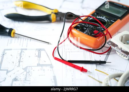 Machen Reparaturen, Planung Strom-Projekt in House.Drawings, Diagramme, Plan für die Elektrifizierung der Wohnung, Gebäude. Geräte und Zubehör, Voltm Stockfoto