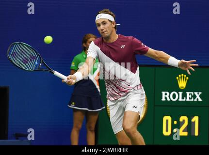 New York, Gbr. 06. September 2022. New York Flushing Meadows US Open Day 9 06/09/2022 Casper Ruud (NOR) Mens Singles Viertelfinale Credit: Roger Parker/Alamy Live News Stockfoto