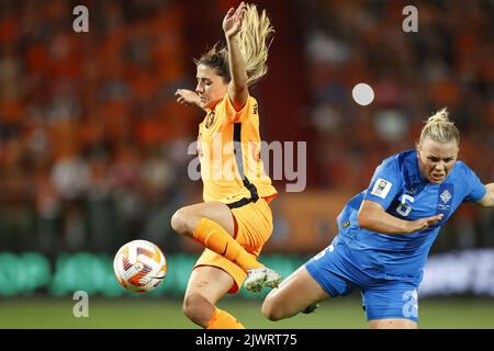 UTRECHT - (lr), Danielle van de Donk of Holland Women, Ingibjorg Siguroardottir of Iceland Women während des Frauen-WM-Qualifikationsspiels zwischen den Niederlanden und Island am 6. September 2022 im Stadion Galgenwaard in Utrecht, Niederlande. ANP PIETER STAM DE YOUNG Stockfoto