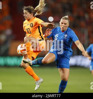 UTRECHT - (lr), Danielle van de Donk of Holland Women, Ingibjorg Siguroardottir of Iceland Women während des Frauen-WM-Qualifikationsspiels zwischen den Niederlanden und Island am 6. September 2022 im Stadion Galgenwaard in Utrecht, Niederlande. ANP PIETER STAM DE YOUNG Stockfoto