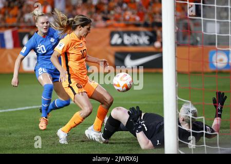 UTRECHT - (lr), Guony Arnadottir of Iceland Women, Danielle van de Donk of Holland Women, Sandra Siguroardottir Torhüterin der Iceland Women beim Qualifikationsspiel der Damen zur WM zwischen den Niederlanden und Island im Stadion Galgenwaard am 6. September 2022 in Utrecht, Niederlande. ANP PIETER STAM DE YOUNG Stockfoto