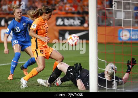 UTRECHT - (lr), Guony Arnadottir of Iceland Women, Danielle van de Donk of Holland Women, Sandra Siguroardottir Torhüterin der Iceland Women beim Qualifikationsspiel der Damen zur WM zwischen den Niederlanden und Island im Stadion Galgenwaard am 6. September 2022 in Utrecht, Niederlande. ANP PIETER STAM DE YOUNG Stockfoto