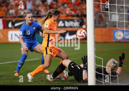 UTRECHT - (lr), Guony Arnadottir of Iceland Women, Danielle van de Donk of Holland Women, Sandra Siguroardottir Torhüterin der Iceland Women beim Qualifikationsspiel der Damen zur WM zwischen den Niederlanden und Island im Stadion Galgenwaard am 6. September 2022 in Utrecht, Niederlande. ANP PIETER STAM DE YOUNG Stockfoto