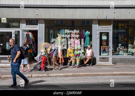 Blondini Vintage Shop, ein Second-Hand-Bekleidungsgeschäft im Stadtteil Alpila in Helsinki, Finnland Stockfoto