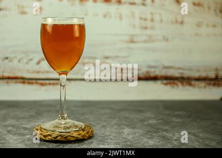 Eiskaltes Bierglas auf weißem Hintergrund. Speicherplatz kopieren. Stockfoto