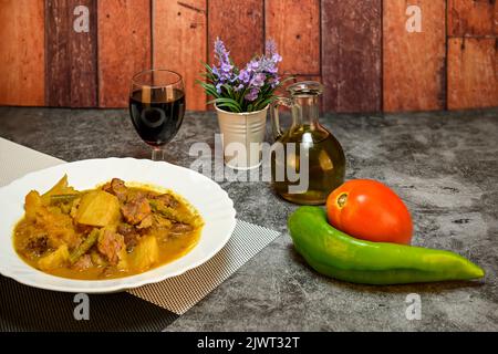 Schweinestau mit Kartoffeln und grünen Bohnen. Stockfoto