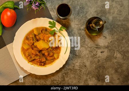 Schweinestau mit Kartoffeln und grünen Bohnen. Stockfoto