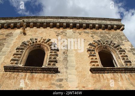 Casarano, Italien. Außenansicht des Palazzo Astore aus dem 18.. Jahrhundert, mit Quadersteinen an den Fenstern. Stockfoto