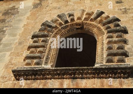 Casarano, Italien. Außenansicht des Palazzo Astore aus dem 18.. Jahrhundert, mit Quadersteinen an den Fenstern. Stockfoto