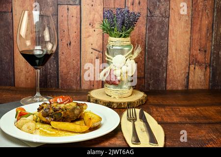 Im Ofen gebackene Lammschulter, mit Kartoffeln und Gemüse. Stockfoto