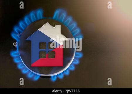 Gaskrise. Steigende Versorgungskosten in der Tschechischen Republik. Energiekrise, Export-Import-Probleme in Tschechien. Das Konzept, Gasbrenner und Hausmodell sind Stockfoto