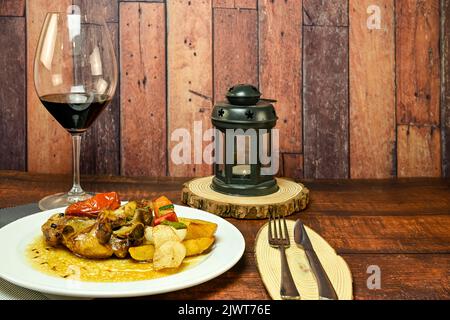 Im Ofen gebackene Lammschulter, mit Kartoffeln und Gemüse. Stockfoto