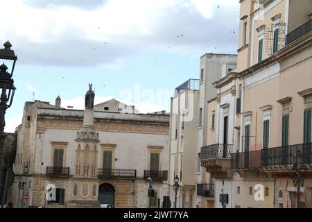 Casarano, Italien. Säule aus dem 19.. Jahrhundert des heiligen Johannes des Barmherzigen, schutzpatron der Stadt, auf dem Platz San Giovanni Elemosiniere. Stockfoto