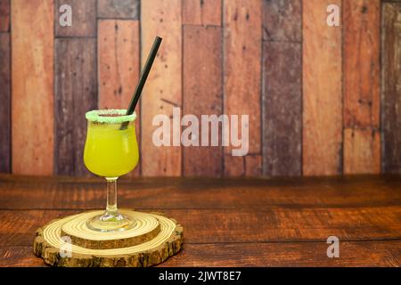Zitronensorbet mit Minze, serviert in einem Glas. Stockfoto