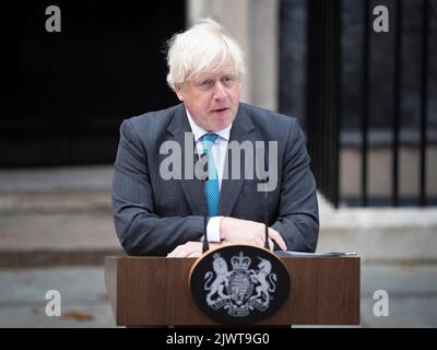 London, Vereinigtes Königreich -06/09/2022. Der scheidende Premierminister Boris Johnson spricht bei seiner Abschlussrede in der Downing Street Nr. 10 mit den Medien Stockfoto