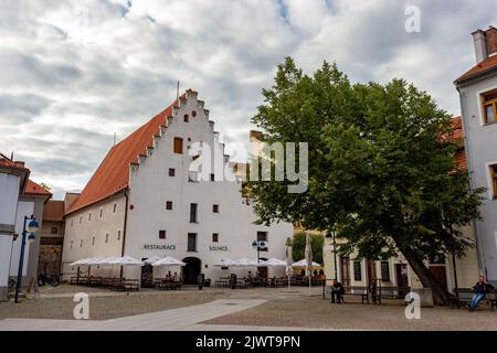 CESKE BUDEJOVICE, TSCHECHIEN - 2. SEPTEMBER 2022: Alte Straßen der berühmten tschechischen Stadt. Stockfoto