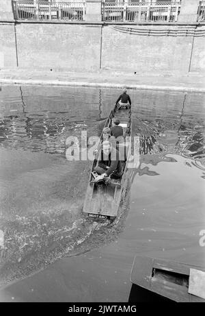 London, England, um 1967. Ein erwachsener Freiwilliger und drei Jungen sind an Bord eines kleinen Bootes namens ‘Mustang’, das über einen Außenbordmotor verfügt. Sie sind alle Mitglieder des Piratenclubs. Der Pirate Club, ein Kinderbootclub, wurde 1966 in Gilbey's Wharf am Regents Canal in der Nähe von Camden, London, gegründet. Ihr Klubhaus war ein alter Lastkahn und eine Reihe kleiner Boote und Kanus wurden für die Kinder gespendet. Stockfoto