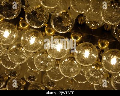 Die Menge der Lampen, die in den Reihen auf der Decke organisiert sind Stockfoto