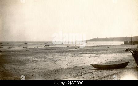 Frankreich, Juni 1929. Blick auf den Strand von Cancale, Bretagne. Cancale liegt an der Küste östlich von Saint-Malo. Es ist ein malerischer Fischerhafen, der für seine Austernbeete und seinen Markt bekannt ist. Stockfoto